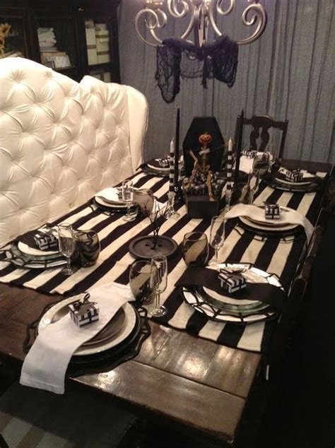 Stylish 30+ Boo-tiful Halloween Dining Room Decorating Ideas Halloween Chic, Beetlejuice ...