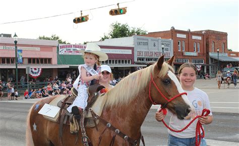 Best Dressed Cowgirl and Cowboy Lead Parade to County Fair | FCT News