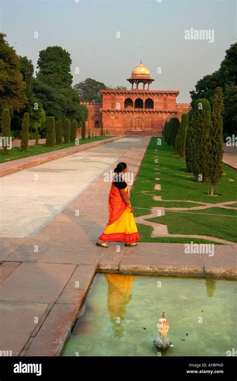 The gardens at the Taj Mahal, Agra, Uttar Pradesh, India Stock Photo ...