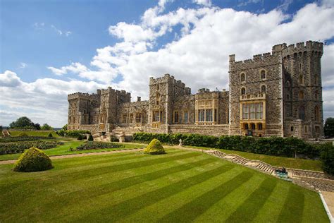 Windsor Castle In London: A Mini Guide For The Royal Castle!