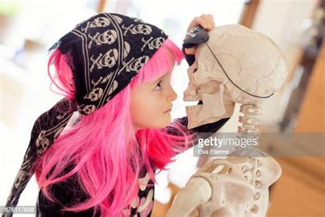 Human Skeleton Side View Stock-Fotos und Bilder - Getty Images