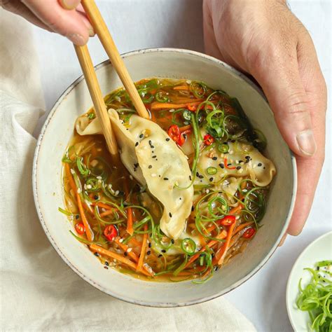 Gyoza Soup (Vegetable Dumpling Soup) - KEENCUISINIER