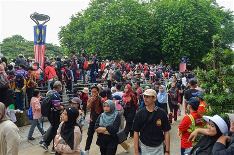 Thousands throng Putrajaya on Merdeka Day in display of national pride