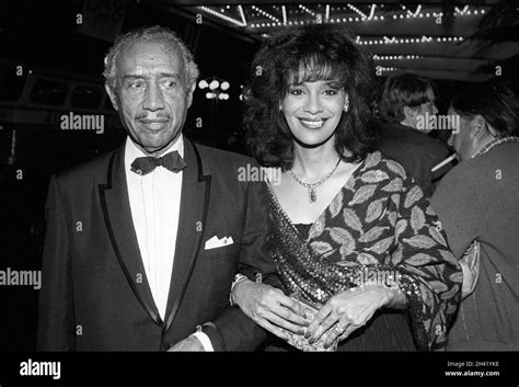 Marilyn McCoo and father Circa 1980's Credit: Ralph Dominguez/MediaPunch Stock Photo - Alamy