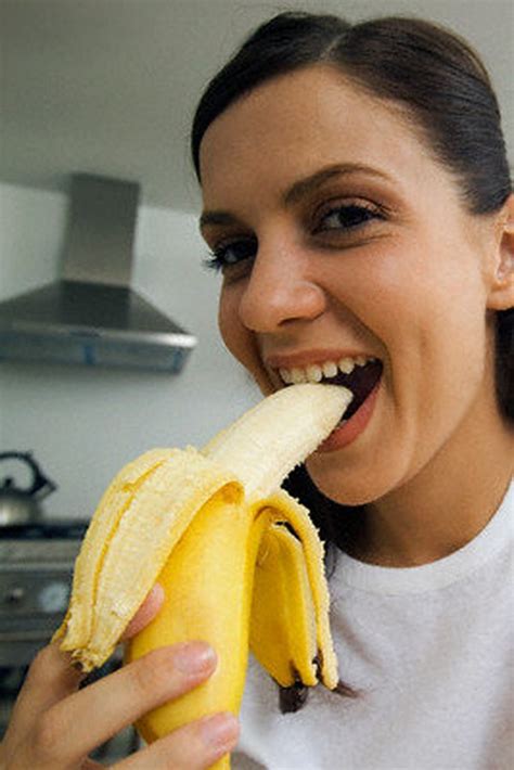 24 Girls Eating A Banana! - Wow Gallery | eBaum's World