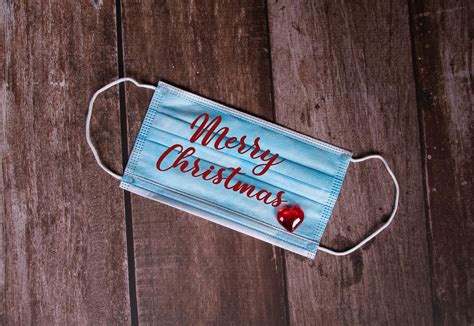 Medical face mask with Merry Christmas text on wooden background - Creative Commons Bilder