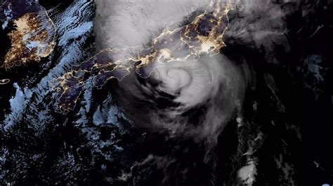 Typhoon Lan Makes Landfall in Japan - YouTube