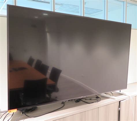 Sony Flat Screen TV - DOES NOT POWER ON (NEEDS REPAIR - does not include brackets and mounting arm s