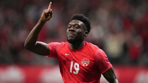 Alphonso Davies named top CONCACAF men's player for 2nd year in a row | CBC Sports