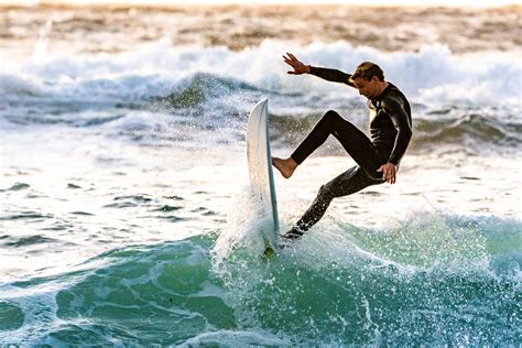 Surfer Performing Tricks · Free Stock Photo