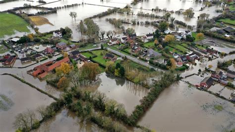 England floods: What is making them worse? - BBC News