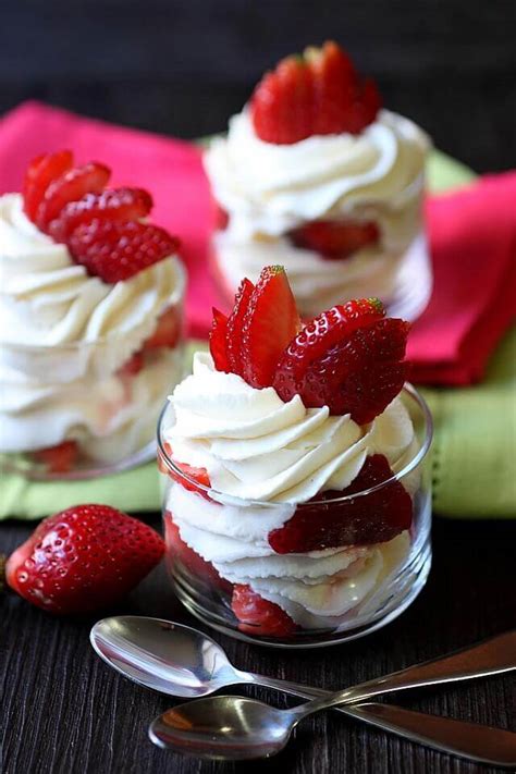 Strawberries & Cream Mini Parfaits {Easy No Bake Dessert Recipe}