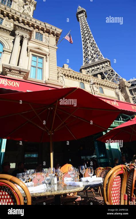 Mon Ami Gabi French Bistro restaurant and Eiffel Tower replica at Paris ...