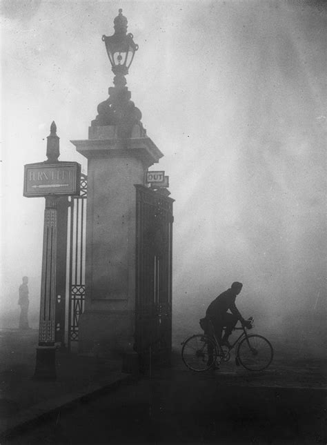 24 Eerie Black and White Photographs That Show London Fog Scenes From the Early 20th Century ...