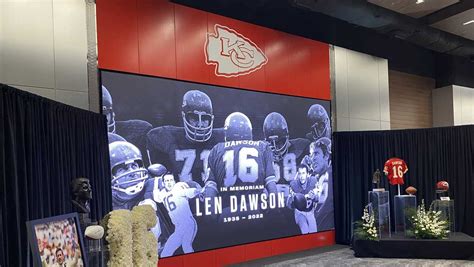 Fans pay their respects to Hall of Fame quarterback Len Dawson at KC Chiefs' Hall of Honor