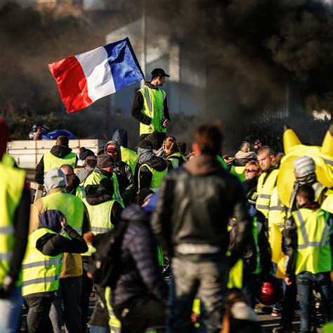 Le "gilet jaune" guidant le peuple