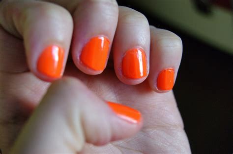 Nails of the Day | Neon Orange | Laura Neuzeth
