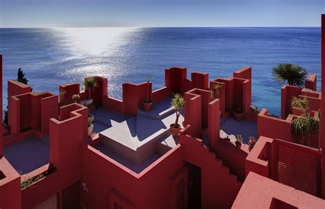 Clássicos da Arquitetura: A Muralha Vermelha / Ricardo Bofill | ArchDaily Brasil