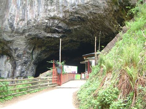 Peak Cavern, near Castleton, Derbyshire. | Cavern, Derbyshire, Places to visit