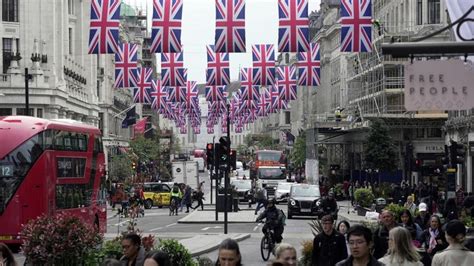 Bendera Britania Raya Hiasi Kota London Jelang Penobatan Raja Charles