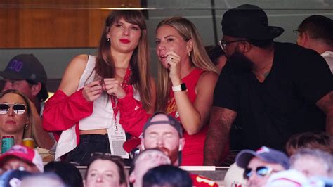 Taylor Swift cheers on Travis Kelce at Kansas City Chiefs game | CNN [VIDEO] | EN.VIVES.FUTBOL