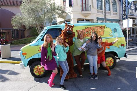 Scooby Doo character meet and greet at Universal Orlando | Universal studios orlando, Universal ...