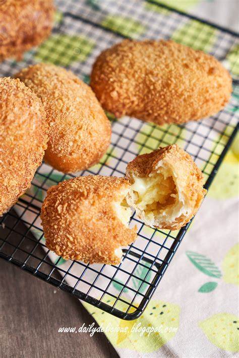 dailydelicious: Fried cheese bread