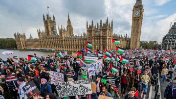 ‘Support heroism’ of terrorists pamphlet sold Palestine protest in London