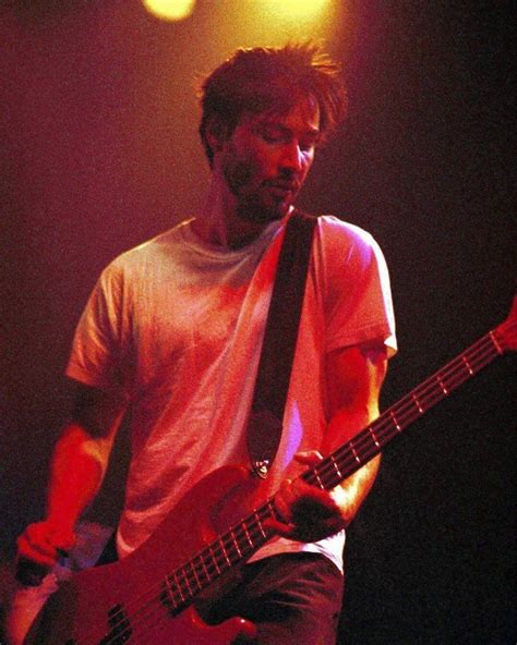 •GOLDIES• on Instagram: “Keanu Reeves playing bass for his band Dogstar, 1996.” | Ünlüler, Gitar ...