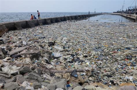 Sampah Plastik Menumpuk di Laut Pesisir Jakarta - Bagian 4