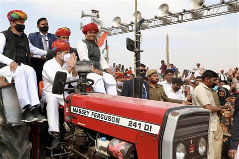 PM Modi wants to hand over farming sector to 'friends': Rahul Gandhi at ...