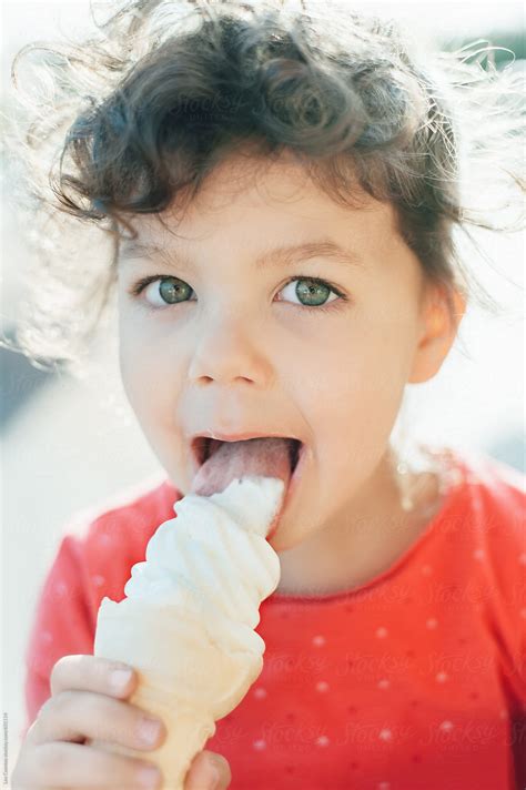 «Portrait Of A Cute Little Girl Eating An Ice Cream Cone» del ...