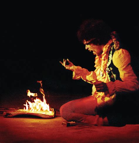 Jimi Hendrix brucia la chitarra a Monterey Festival, 1967