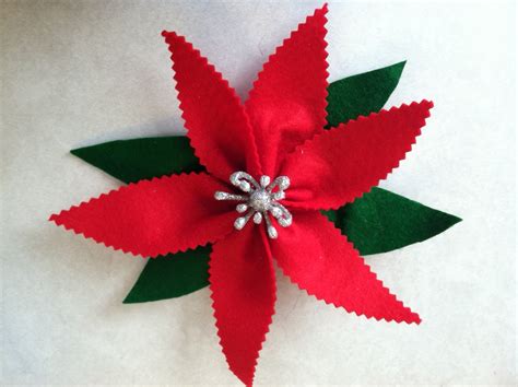 Rebecca's Round Up: Super Quick & Easy Christmas Craft: Felt Poinsettas