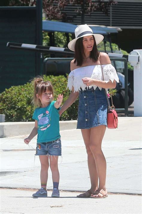 Jenna Dewan Tatum with daughter Everly at the Farmers Market -04 – GotCeleb