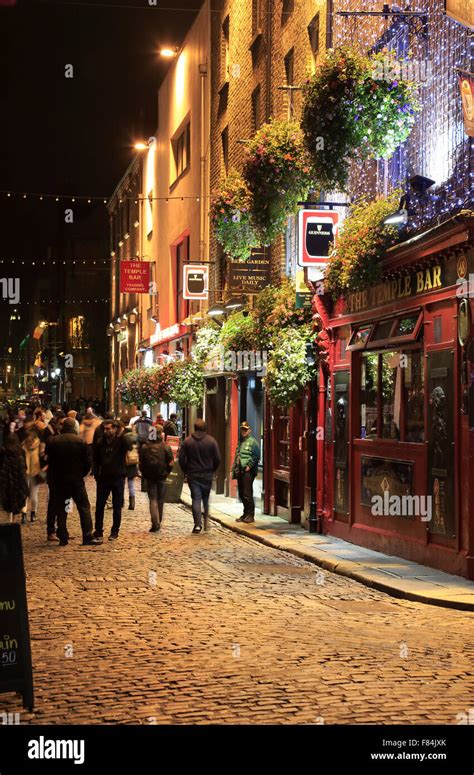 The night view of the Temple Bar Pub in Temple Bar area, Dublin ...