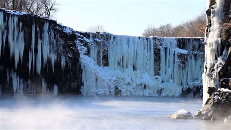 Stunning winter scenes at China’s frozen Diaoshuilou Waterfall ...