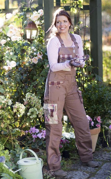 Bildresultat för gardengirl | Gardening outfit, Gardening pants ...