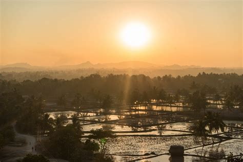 Hampi Travel Guide: Don't Worry, Be Hampi - Travel Textbook