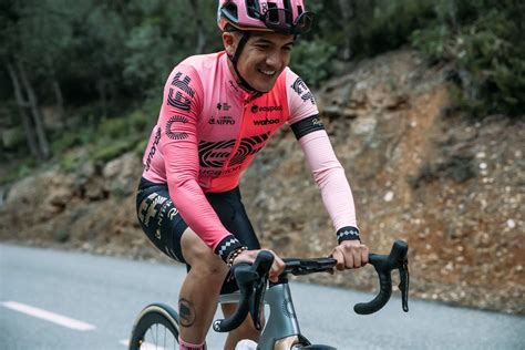 Does Richard Carapaz’s Rapha Olympic champion's jersey break UCI rules ...