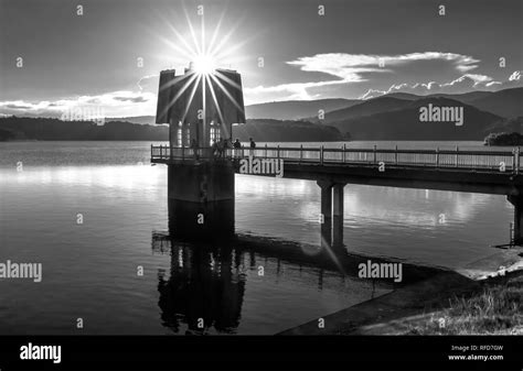 Belleza arquitectónica energía hidroeléctrica con sun stars sunset sky atraer a los turistas a ...