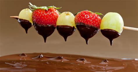 Fruit skewers with chocolate dipping sauce | MummyPages.uk