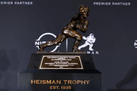 Heisman Trophy is recognizable and prestigious, but how much does it weigh? - Yahoo Sports