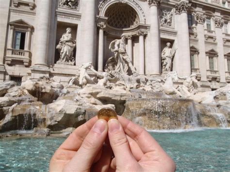 ¿Quién se queda con las monedas tiradas en la Fontana di Trevi? - Unidiversidad