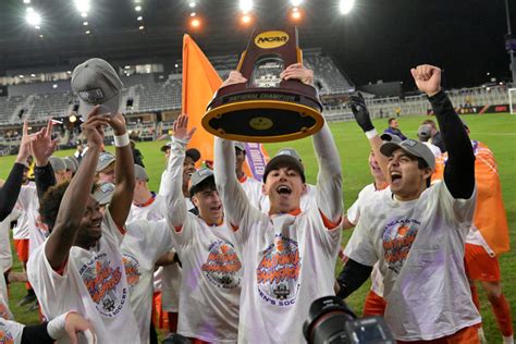 Clemson coach Dabo Swinney shows up to basketball game with black eye