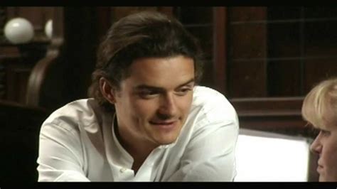 Extras: Orlando Bloom tries to convince an extra that he's really good looking. - YouTube