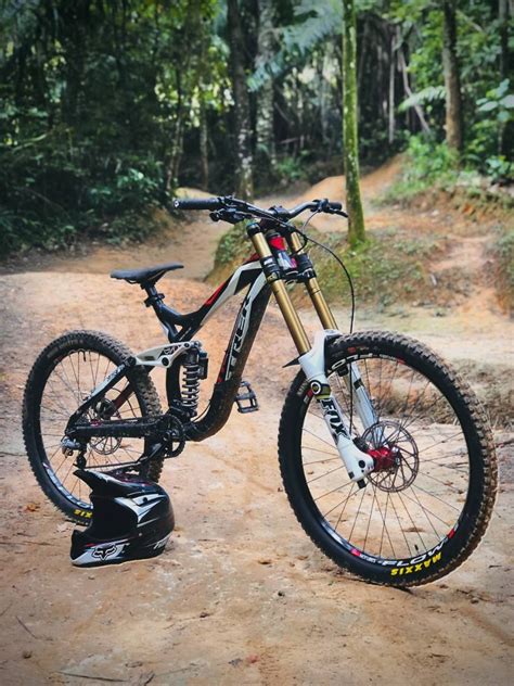 Trek Session Downhill, Sports Equipment, Bicycles & Parts, Bicycles on Carousell