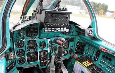 Cabina del caza MiG-25 | Cockpit, The fox and the hound, Aircraft