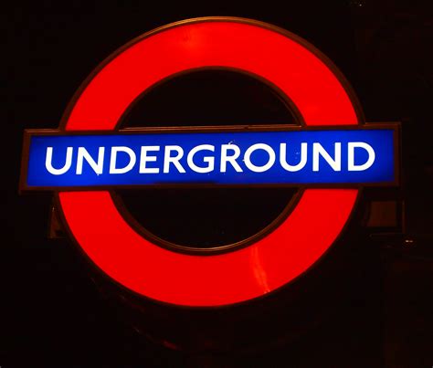 File:London Underground Sign Night.jpg - Wikimedia Commons