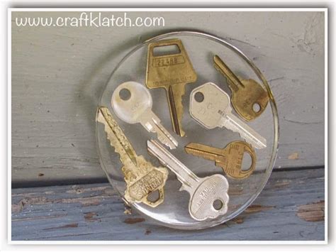 15 Unconventional DIY Projects Made With Old Keys